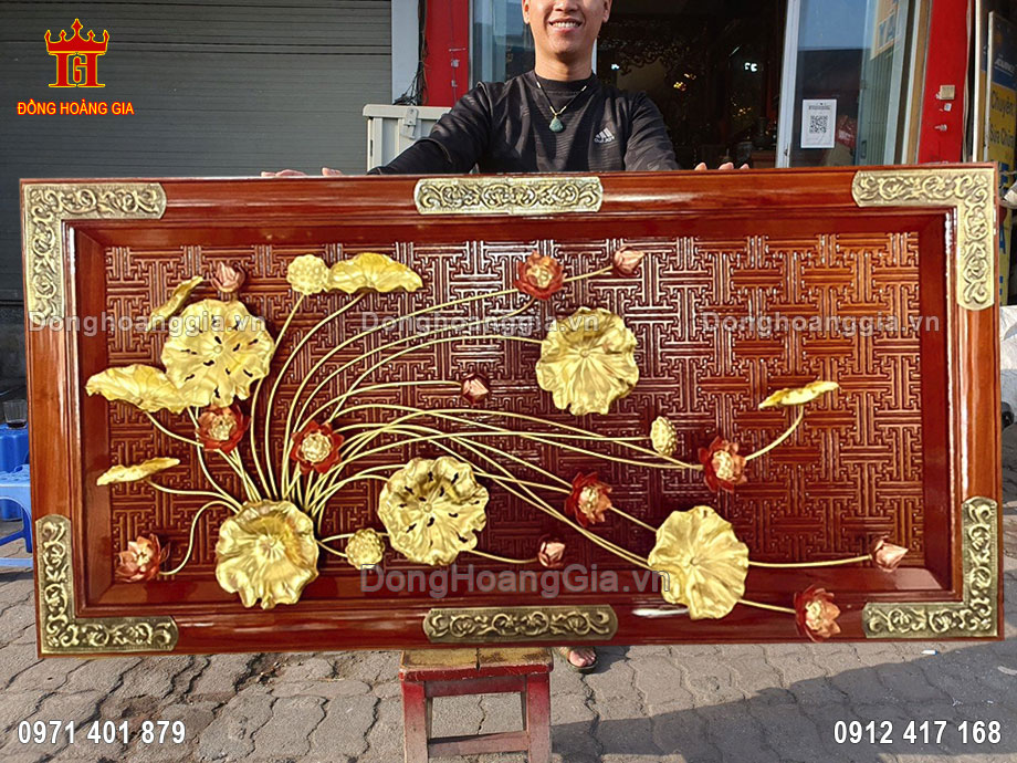 Bức tranh hoa sen được chế tác theo phương pháp gò thủ công tinh xảo